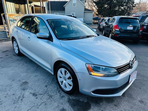 Used 2011 Volkswagen Jetta SE image 1