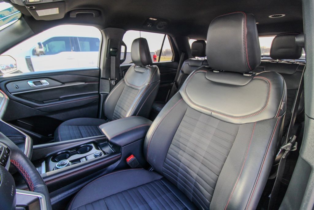Used 2025 Ford Explorer ST-Line w/ ST-Line Street Pack AWD/4WD image 16