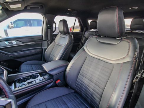 Used 2025 Ford Explorer ST-Line w/ ST-Line Street Pack image 16