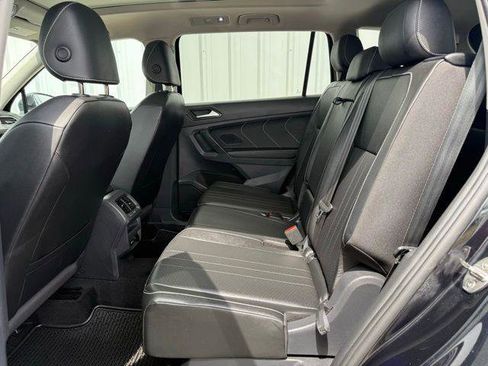 Used 2023 Volkswagen Tiguan SE w/ Panoramic Sunroof Package image 5