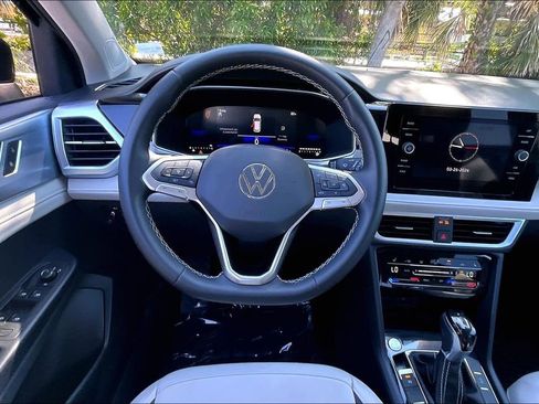 Certified 2025 Volkswagen Taos SE w/ Panoramic Sunroof Package image 19