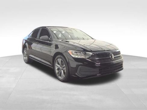 Used 2023 Volkswagen Jetta SE FWD image 3