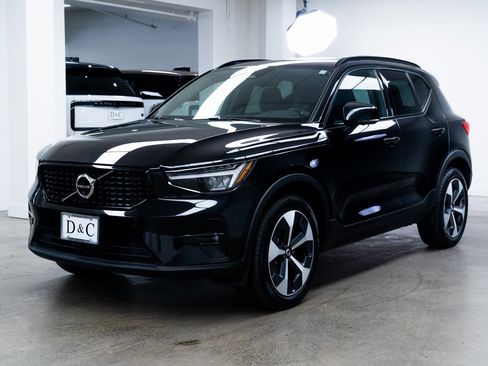 Used 2024 Volvo XC40 B5 Plus image 3