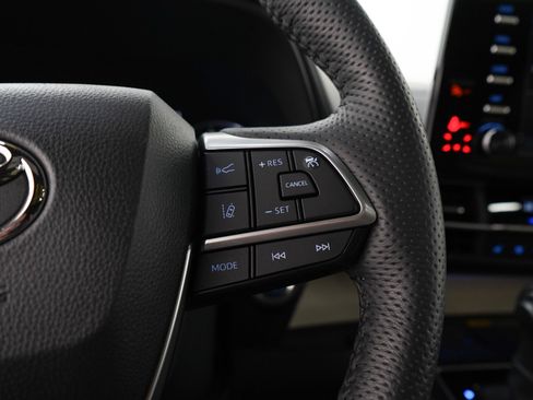 Used 2024 Toyota Sienna Limited AWD/4WD image 30