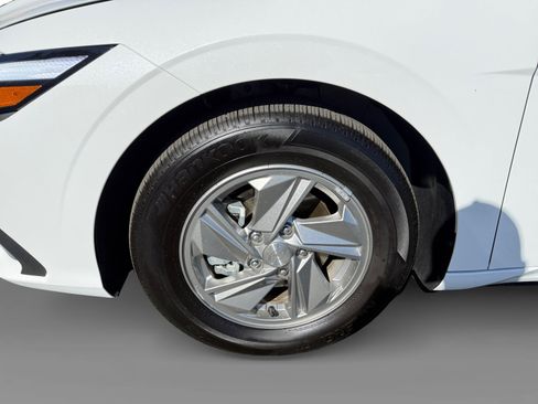 Certified 2025 Hyundai Elantra SE FWD image 9