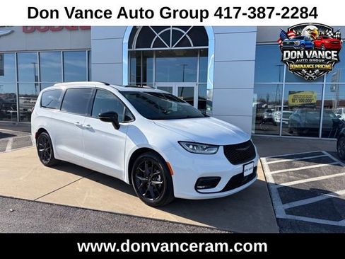 Used 2025 Chrysler Pacifica Limited image 8