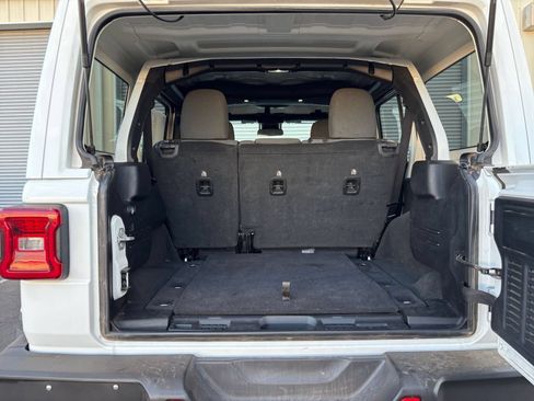 Used 2025 Jeep Wrangler Unlimited Sahara AWD/4WD image 31
