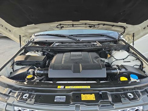 Used 2010 Land Rover Range Rover HSE LUX image 21