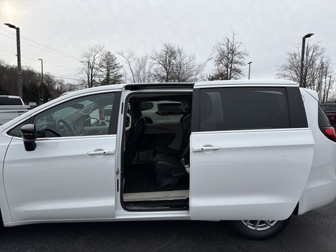 Used 2024 Chrysler Pacifica Touring-L image 26