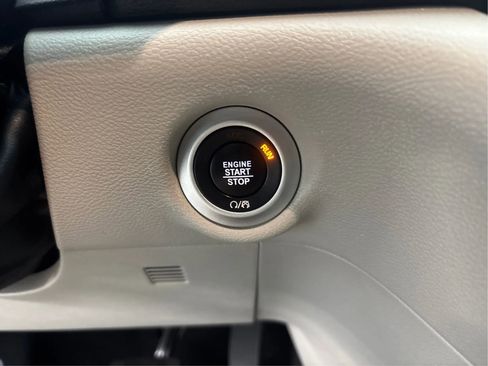 Used 2020 Chrysler Pacifica Touring-L FWD image 37