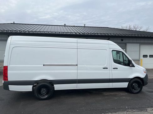Used 2025 Mercedes-Benz Sprinter 2500 image 9