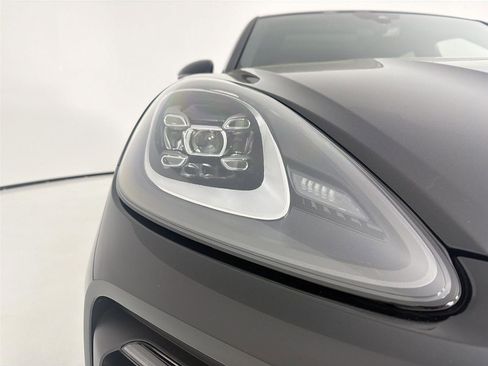 Certified 2022 Porsche Cayenne Platinum Edition image 30