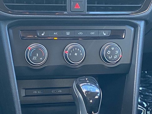 Certified 2022 Volkswagen Taos SE image 9