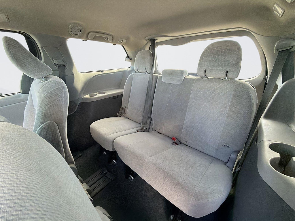 Used 2020 Toyota Sienna LE w/ Carpet Mat Package FWD image 26
