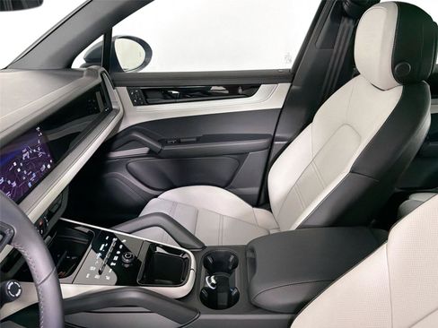 Certified 2026 Porsche Cayenne AWD/4WD image 29
