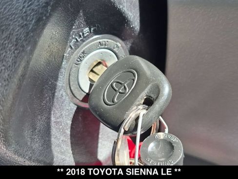 Used 2018 Toyota Sienna LE w/ Carpet Mat Package FWD image 27