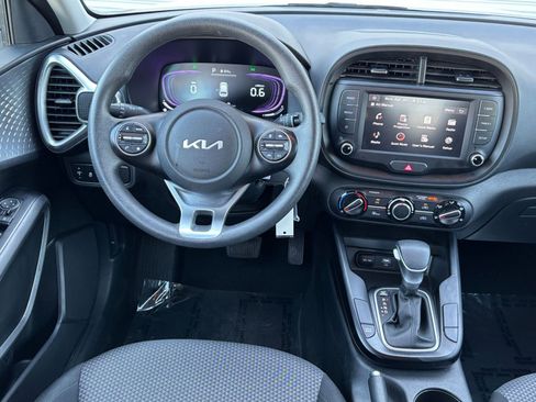Used 2025 Kia Soul LX w/ LX Technology Package FWD image 32