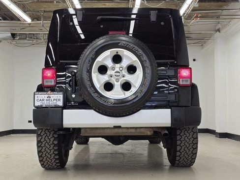 Used 2015 Jeep Wrangler Unlimited Sahara w/ Connectivity Group AWD/4WD image 10