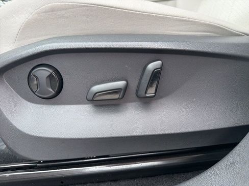 Used 2023 Volkswagen Tiguan SE w/ Panoramic Sunroof Package image 14