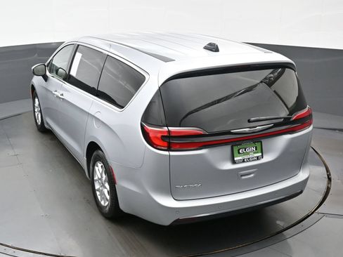 Used 2023 Chrysler Pacifica Touring-L FWD image 39