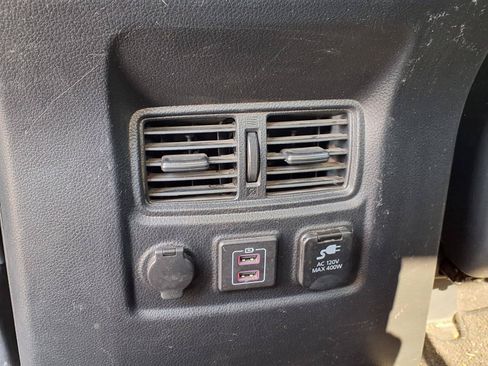 Used 2021 Nissan Titan SV w/ SV Convenience Package RWD image 17