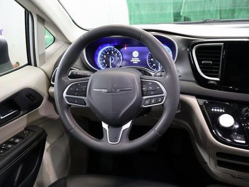 Used 2023 Chrysler Pacifica Touring-L image 16