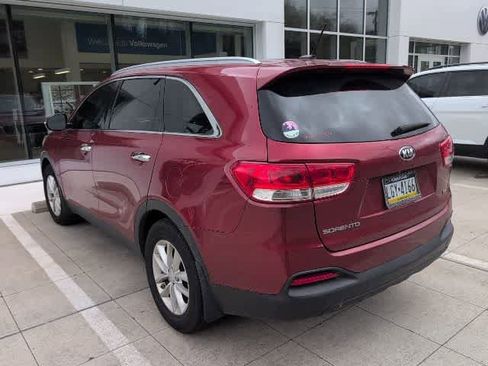 Used 2017 Kia Sorento LX image 3