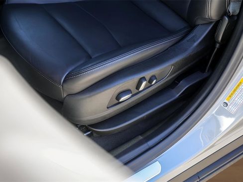 Used 2025 Cadillac XT6 Premium Luxury image 8