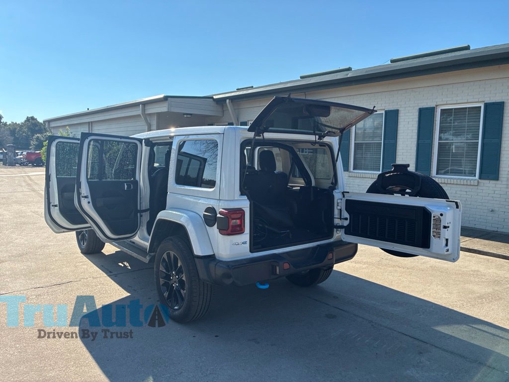 Used 2022 Jeep Wrangler Unlimited Sahara w/ Cold Weather Group AWD/4WD image 15