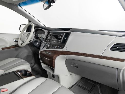 Used 2013 Toyota Sienna XLE image 27