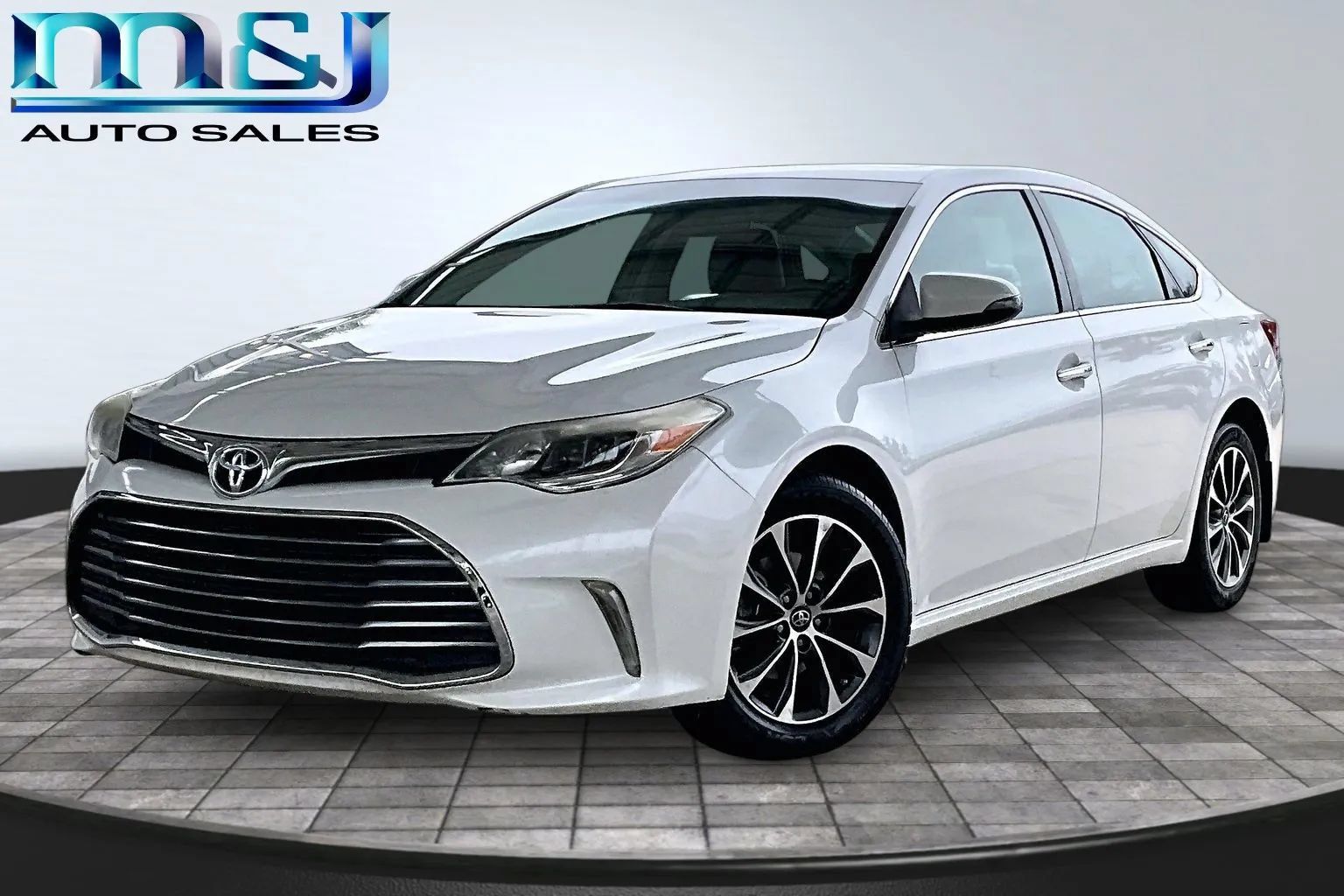 Used 2016 Toyota Avalon XLE Plus FWD image 1