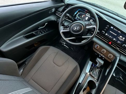 Used 2025 Hyundai Elantra SE image 18