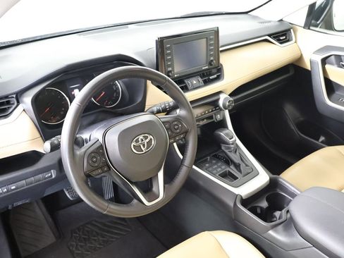 Used 2020 Toyota RAV4 XLE Premium image 6