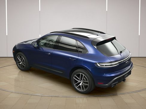 Certified 2025 Porsche Macan AWD/4WD image 36
