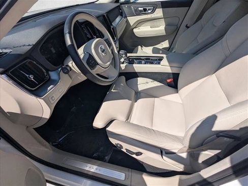 Used 2019 Volvo XC60 T5 Momentum w/ Multimedia Package FWD image 17