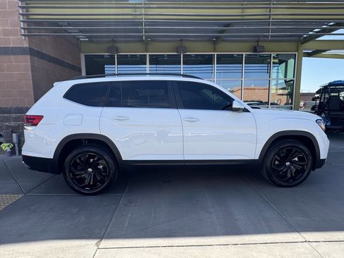 Used 2023 Volkswagen Atlas SE w/ Panoramic Sunroof Package image 9