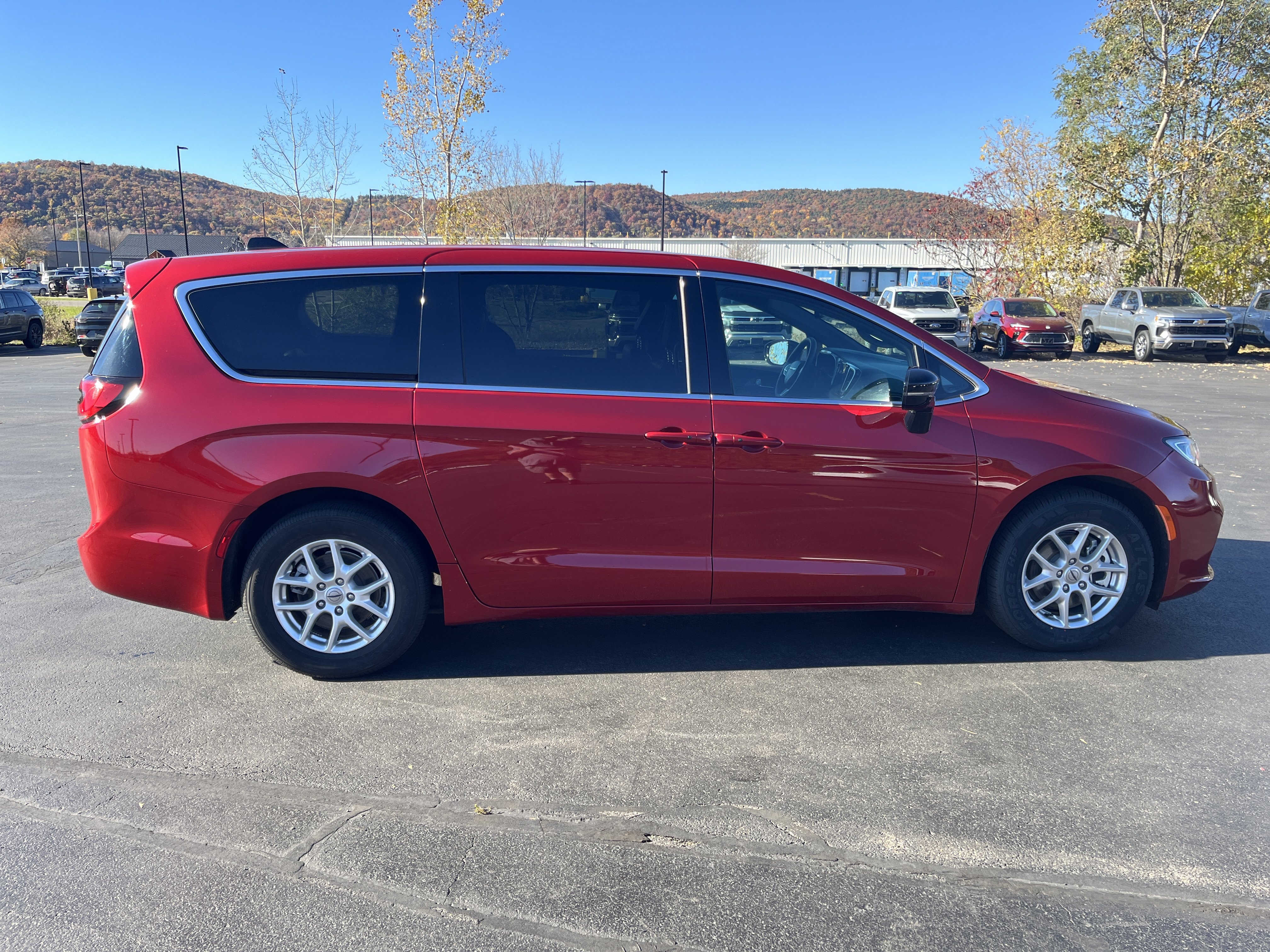 Used 2025 Chrysler Pacifica Select FWD image 8