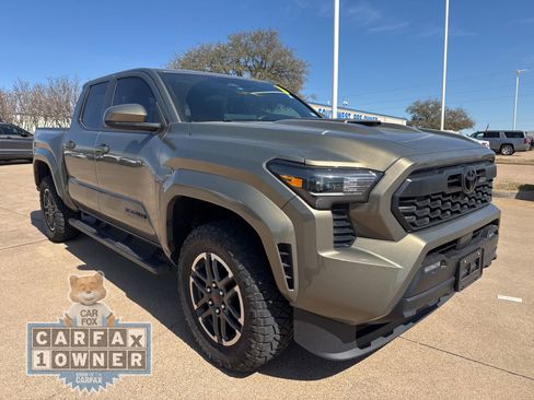 Used 2025 Toyota Tacoma TRD Sport image 1
