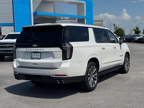 Used 2025 Chevrolet Suburban High Country AWD/4WD image 3