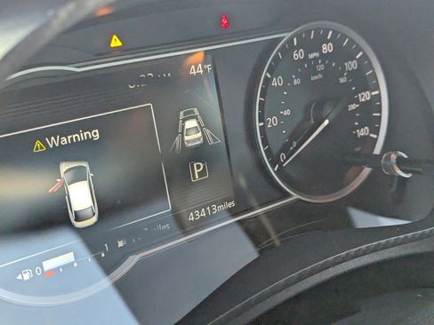 Certified 2023 Nissan Versa SV w/ Trunk Package image 10