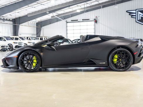 Used 2022 Lamborghini Huracan EVO RWD image 3