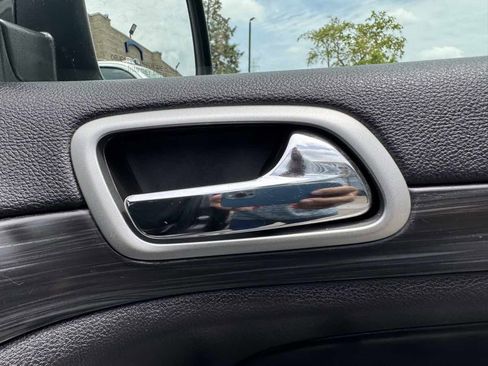 Used 2019 Jeep Grand Cherokee Laredo AWD/4WD image 30