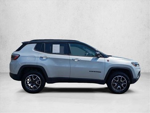 Used 2024 Jeep Compass Trailhawk AWD/4WD image 4