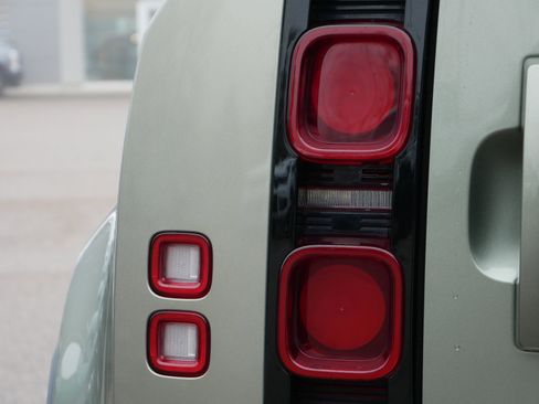 Used 2020 Land Rover Defender 110 SE image 11