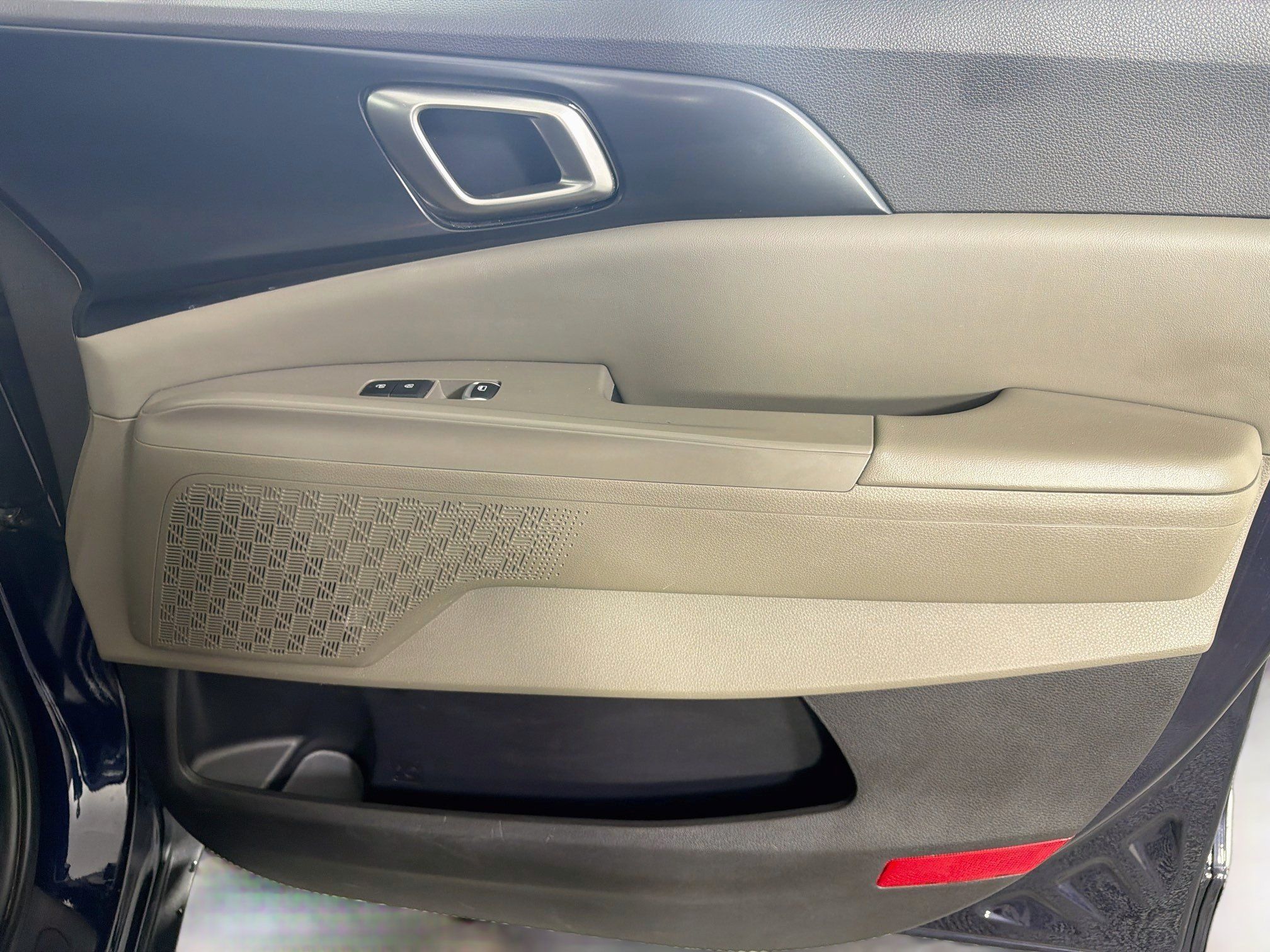 Used 2025 Kia Carnival FWD image 32