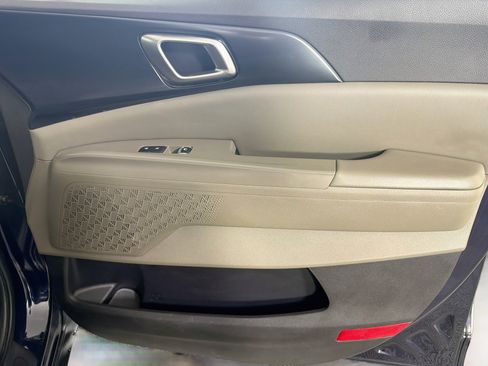 Used 2025 Kia Carnival FWD image 32