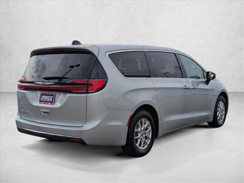Used 2023 Chrysler Pacifica Touring-L FWD image 5