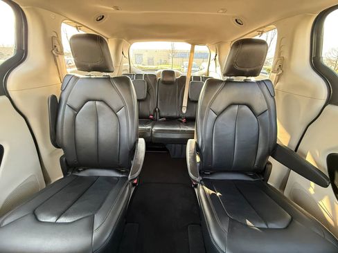 Used 2018 Chrysler Pacifica Touring-L Plus image 50