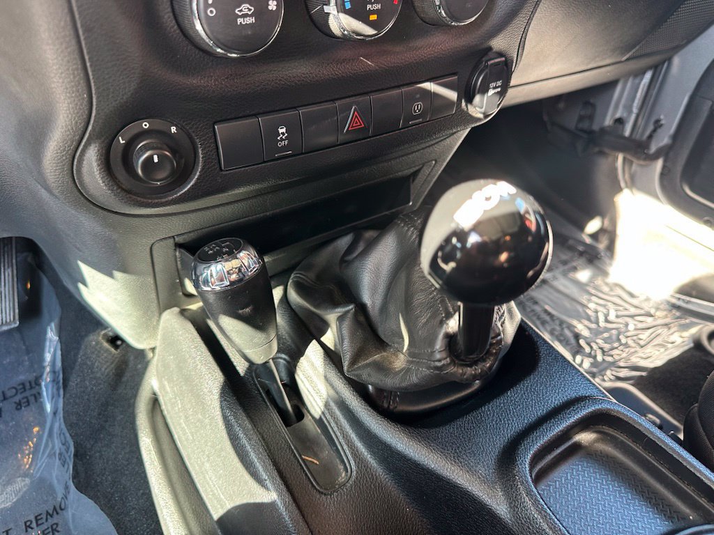 Used 2014 Jeep Wrangler Unlimited Sahara w/ Connectivity Group AWD/4WD image 13