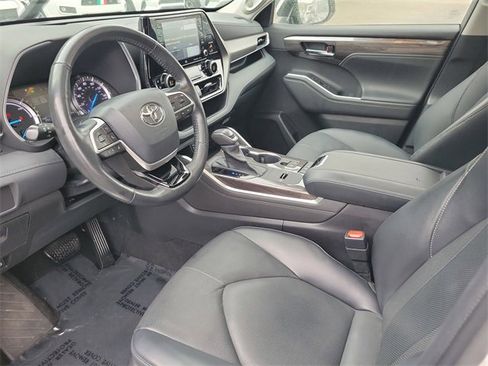 Used 2022 Toyota Highlander Limited image 11